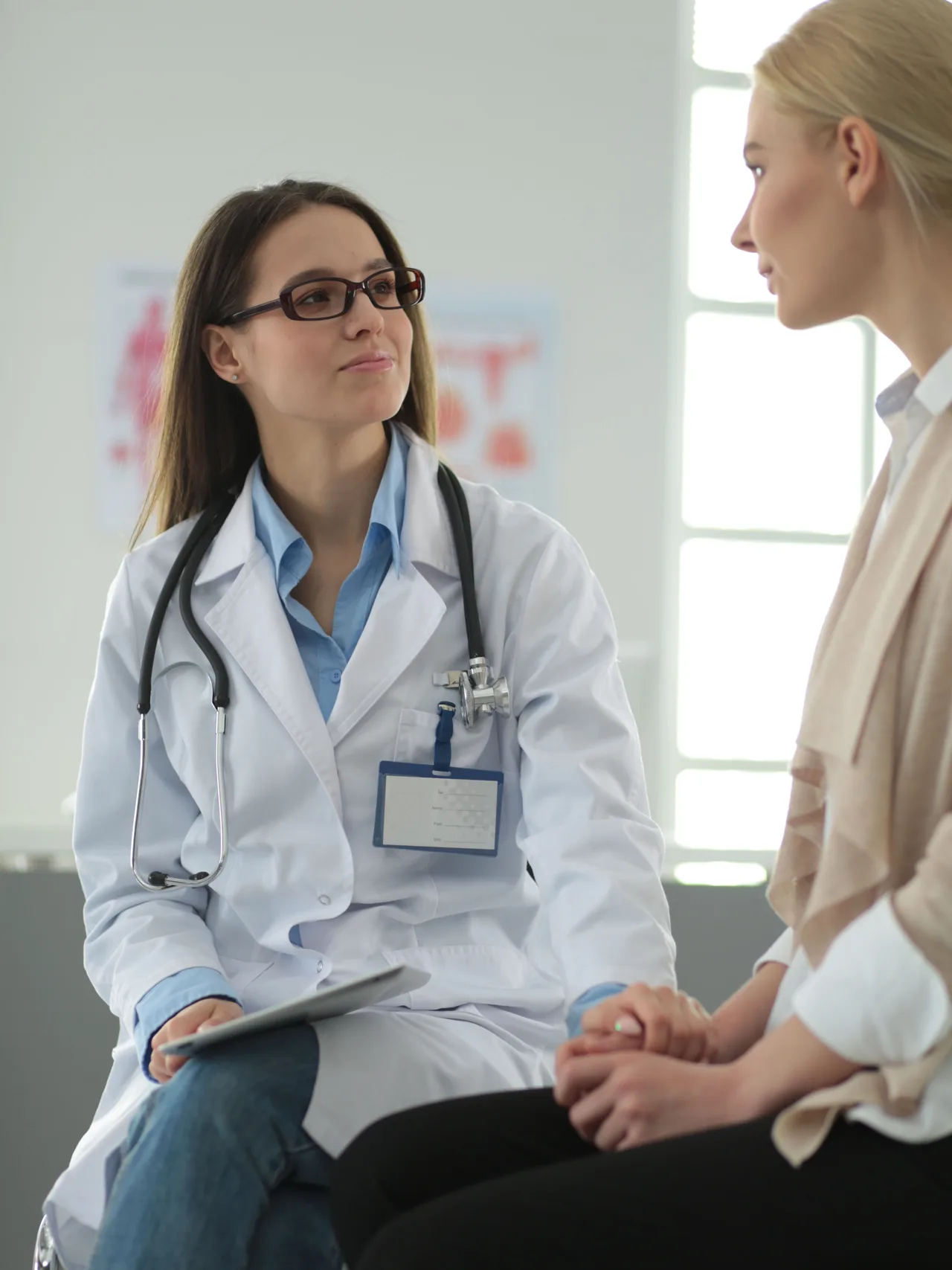 Mulher em consulta médica discutindo tratamento de lipedema