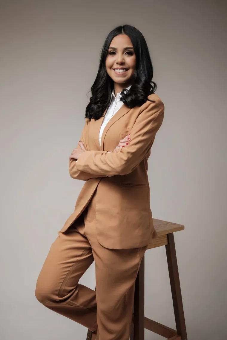 Raquel Mascarenhas, advogada de Direito da Saúde, em retrato de corpo inteiro